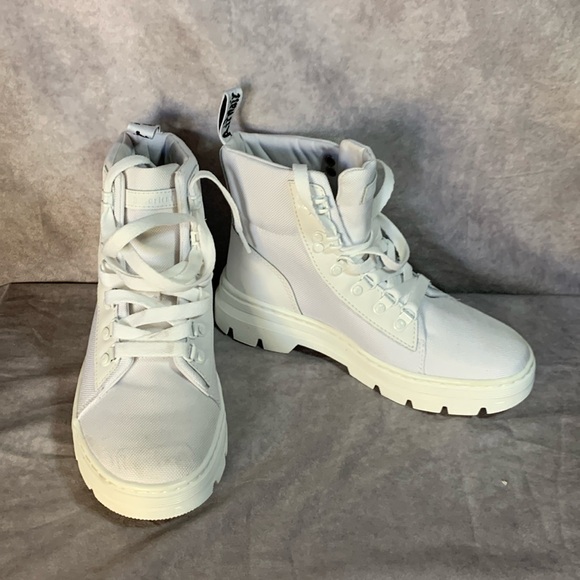 Dr. Martens Shoes - NWOT Dr. Martins Airwave White Combat Lace Up Boots Sz. 7